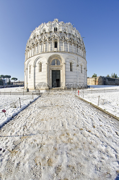 暴风雪过后在比萨的广场国家圆顶地标坎波假期大理石洗礼池天空历史宗教图片