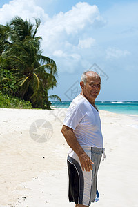 西班牙裔老年男子树木男人退休海洋棕褐色岛民棕榈海滩拉丁爷爷图片