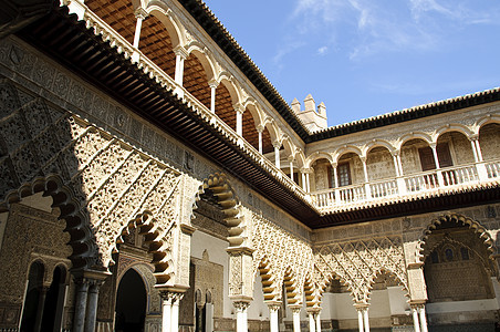 西班牙塞维利亚皇家阿尔卡扎尔白色柱子雕刻装饰品柱廊建筑学吸引力大理石庭院露台图片