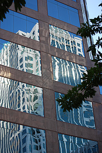办公室建筑 反映在另一栋大楼的窗口中图片