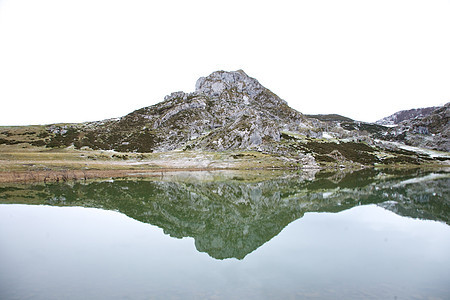 山岳在水面上反射图片