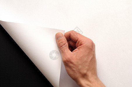 手转纸床单黑色文档边界卷曲白色空白手指角落笔记图片