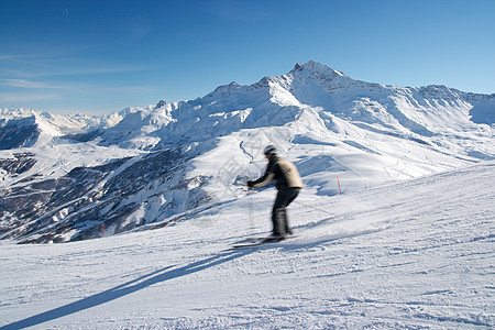 滑雪者滑雪天空假期速度旅行运动蓝色白色男人高山图片