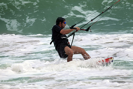 肯泰瑟弗在行动海洋冲浪板冲浪者海滩天空比赛男人冲浪飞行自由图片