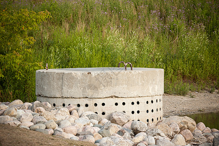 暴风水管理系统穿孔混凝土管道支撑贮存岩石池塘雨水水平公园径流环境摄影图片