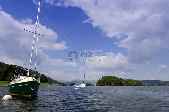 温德米尔湖白色天空绳索桅杆绿色图片