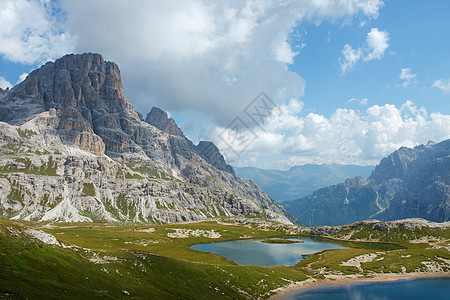 多洛米特晴天地形登山岩石山脉蓝色顶峰石头编队远足图片