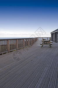 威尔士语语言和遗产中心建筑桌子绿色海洋场地石头甲板乡村座位栅栏图片