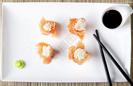 寿司托盘芝麻筷子酱油美食食物小吃海鲜图片