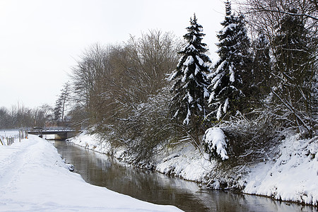 有小溪的冬季风景图片