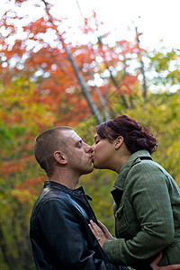 年轻夫妇接吻成年人友谊订婚女孩男朋友婚姻恋人亲热面孔幸福图片