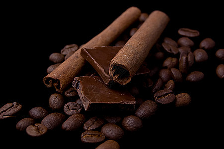 在咖啡豆和巧克力上加肉桂棍情调厨房烹饪豆子咖啡甜点肉桂香料美食棕色图片