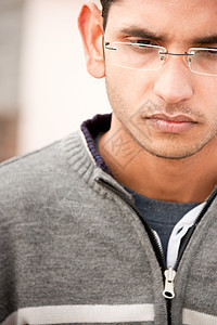 英俊的印度男子青少年专注情绪男生成人微笑眼镜图片