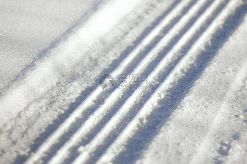 特写积雪中轮胎痕迹图片