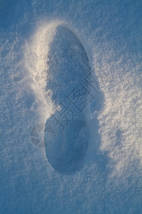 积雪中的脚印小路踪迹脚步环境冻结旅行季节痕迹天气远足图片