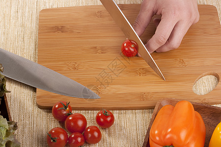 蔬菜沙拉手写字切切蔬菜男人沙拉青椒木板盘子餐厅食物服务红色背景