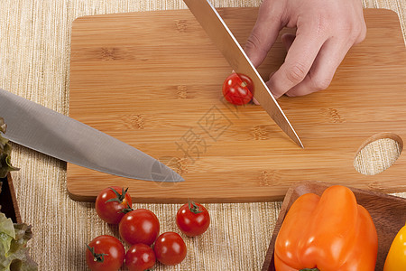 切切蔬菜男人沙拉青椒木板盘子餐厅食物服务红色图片