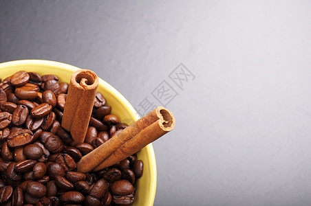 咖啡和肉桂杯子咖啡店棕色生活香料早餐豆子食物图片