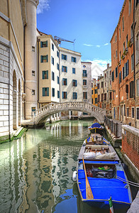 意大利威尼斯运河与旧建筑一面和新建筑的河道图片