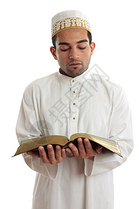 阅读宗教或其他书籍的男子图片