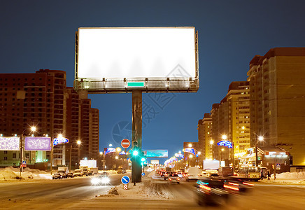 夜间街上的大白纸牌广告牌图片