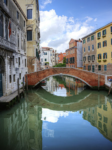 位于意大利威尼斯运河桥的美丽反射图片