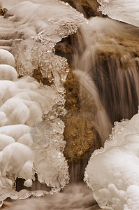 多洛米特的冰下流水场景波浪气泡地平线瀑布野生动物冻结海洋反射环境图片