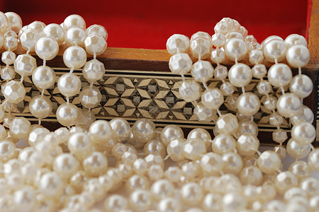 珠宝盒中的珍珠;背景图片