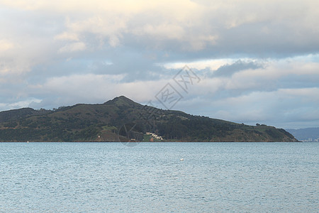 海景与岛屿在地平线上图片