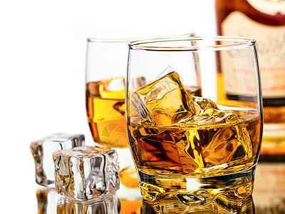 威士忌立方体液体金子棕色岩石烈酒饮料玻璃图片