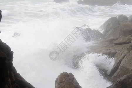 海洋波浪冲越岩石海岸线图片