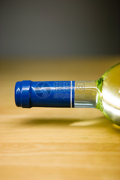 酒瓶颈酒精空间瓶子白色物品脖子桌子图片