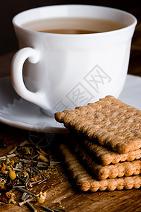 一杯草药茶和一些新鲜饼干宏观面包小吃盘子蛋糕飞碟美食奢华食物餐巾图片