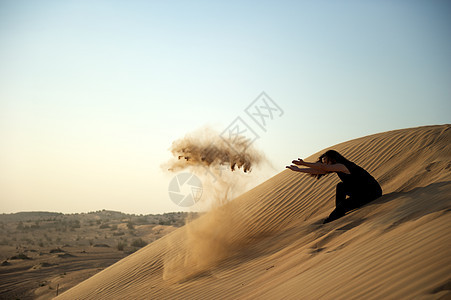 沙漠中的女人冒险裙子太阳女士旅行自由享受沙丘晴天干旱图片