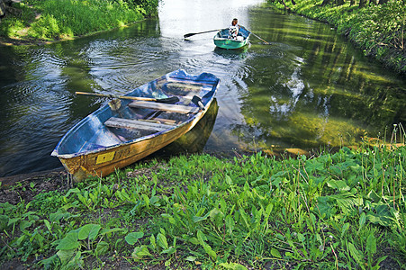 湖岸船只叶子蓝色农村独木舟季节风景支撑闲暇绿色乡村图片