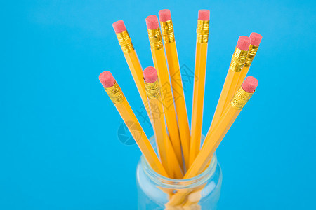 铅笔静物背景蓝色绘画橡皮教育黄色桌面写作补给品图片