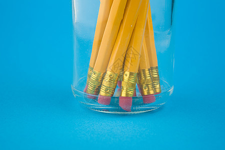 铅笔玻璃黄色桌面团体静物教育补给品贮存学校写作图片