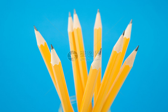 铅笔蓝色写作黄色静物背景学校绘画水平教育补给品图片
