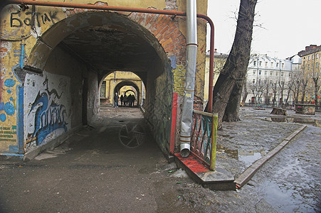 旧拱楼边界建筑物入口贫民窟走廊墙壁腐蚀边缘贫困水坑图片