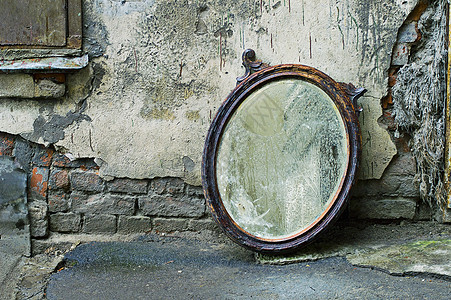 扔出旧镜像二手木材院子砖块城市营房古董人行道阴影建筑图片