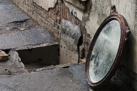 扔出旧镜像人行道古董门廊水泥途径镜子贫民窟二手营房胡同图片