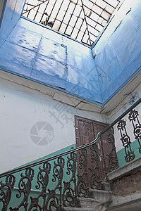 上楼楼梯间入口平台楼梯地面墙壁内饰小路玻璃阴影图片