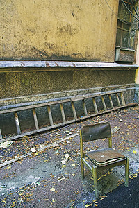 旧椅子房子砖块楼梯路面建筑物贫民窟通道院子后院腐蚀图片