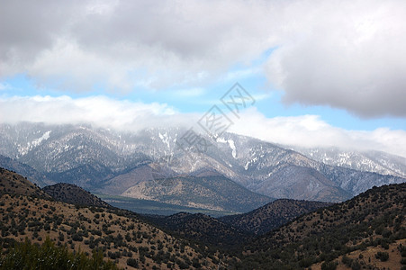 山上满云飘摇的山岳叶子丘陵树木山脉爬坡天空图片