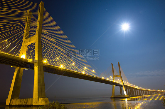 桥在月光下景观伽马海港城市公园旅行反射黄色月亮建筑图片