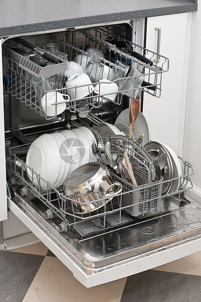 Dish洗衣机和脏盘子和厨房用具厨具玻璃杯子垫圈洗碗机图片