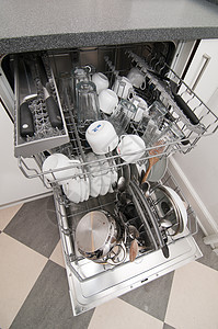 Dish洗衣机 有干净明亮的碗盘和厨房用具厨具洗碗机玻璃杯子垫圈盘子图片