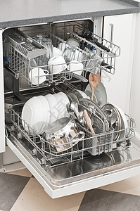 Dish洗衣机 有干净明亮的碗盘和厨房用具垫圈玻璃洗碗机盘子厨具杯子图片