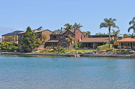 蓝湖上的房子海滩绿化石头院子家庭雕塑财产园林大厦入口图片
