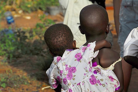 非洲非洲儿童母性袋鼠产妇孩子们母亲村庄感情孩子第三世界贫困图片